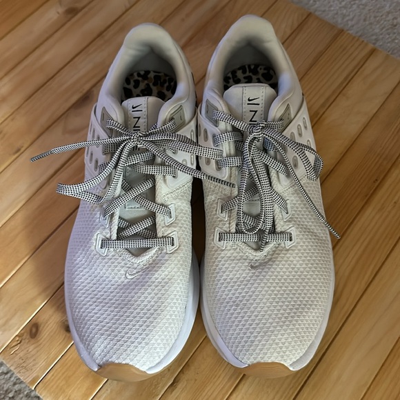 Women’s Nike runners - Picture 4 of 6